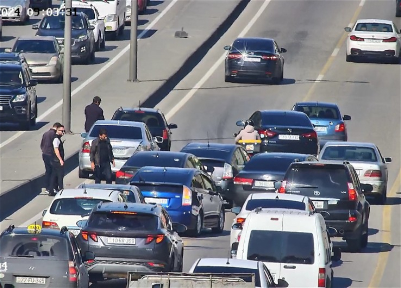 Bakıda iki yol qəzası baş verib, sıxlıq yaranıb