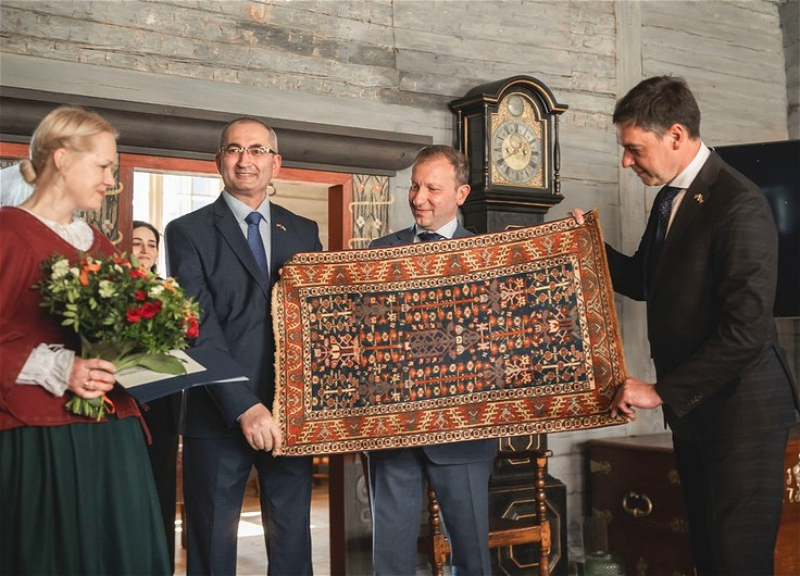 Азербайджан подарил Лиепайскому музею Латвии национальный ковер - ФОТО