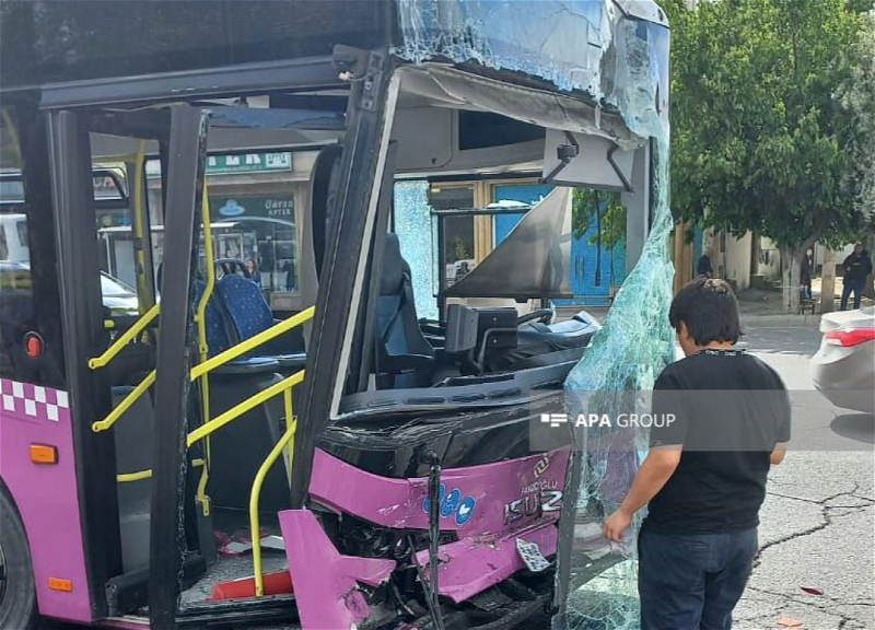 В Баку произошло ДТП с участием пассажирских автобусов, есть пострадавшие - ФОТО