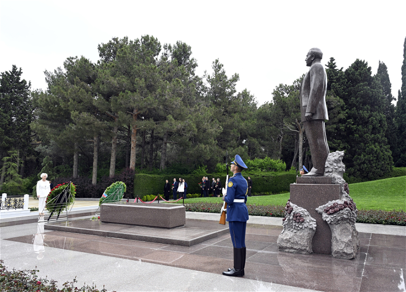 Делегация парламента Латвии посетила могилу великого лидера и Шехидляр хиябаны - ФОТО