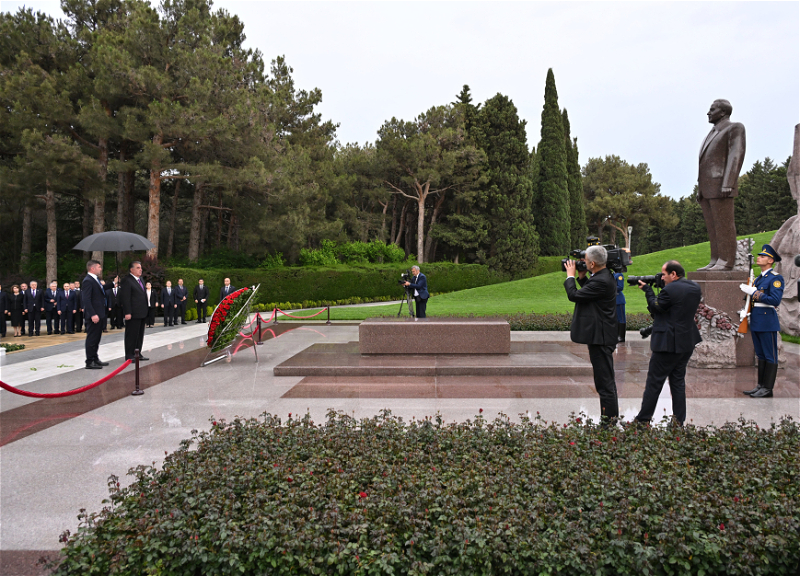 Президент Таджикистана посетил могилу великого лидера на Аллее почетного захоронения - ФОТО