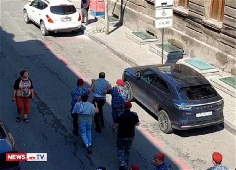 Полицейские избили депутата от фракции «Армения» - ВИДЕО