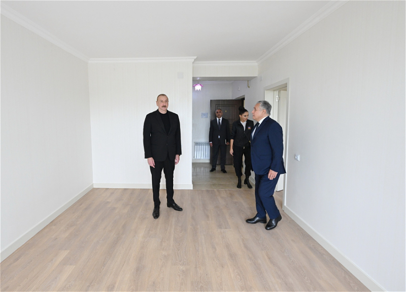 Президент Ильхам Алиев и первая леди Мехрибан Алиева ознакомились с условиями, созданными после ремонта и реконструкции в 15 многоквартирных зданиях в городе Ходжалы - ФОТО