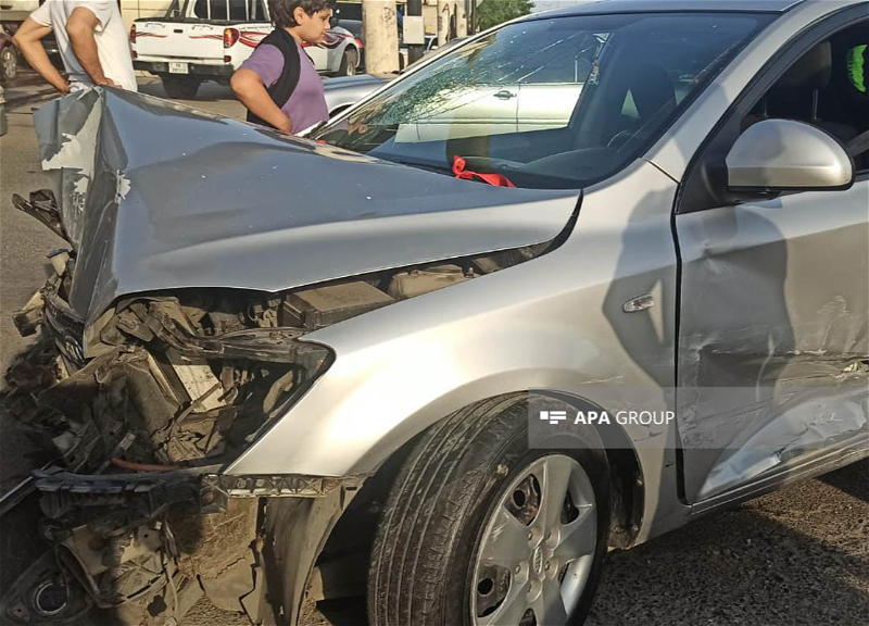 В Сумгайыте столкнулись два автомобиля, трое пострадавших - ФОТО