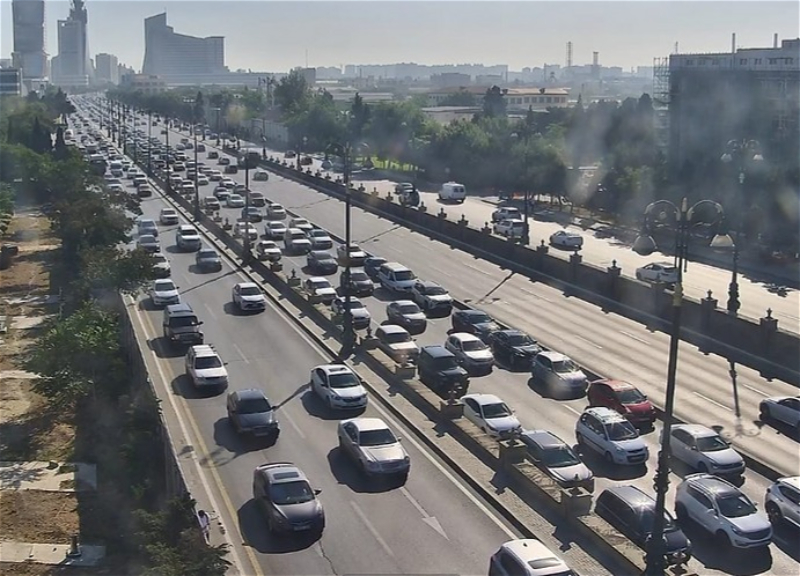 В Баку на 12 улицах и проспектах наблюдаются пробки