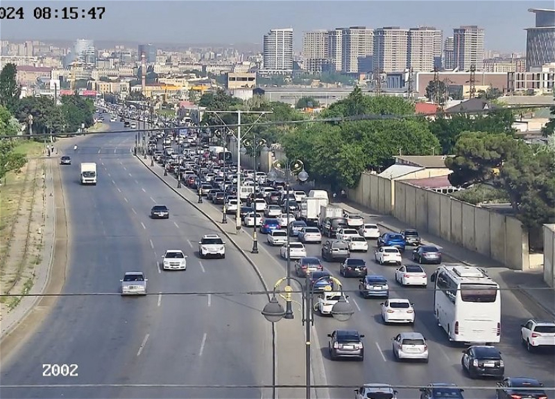 Bakının bəzi yollarında tıxac yaranıb - SİYAHI