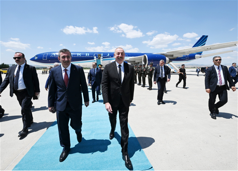 Ильхам Алиев прибыл в Анкару - ФОТО