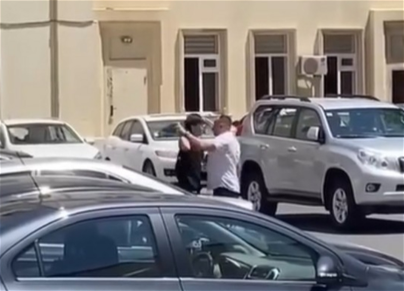 В Баку уволен работник школы, ударивший ученика - ВИДЕО
