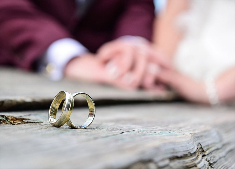 В Азербайджане отменяется разрешение в Семейном кодексе на снижение брачного возраста в ряде случаев