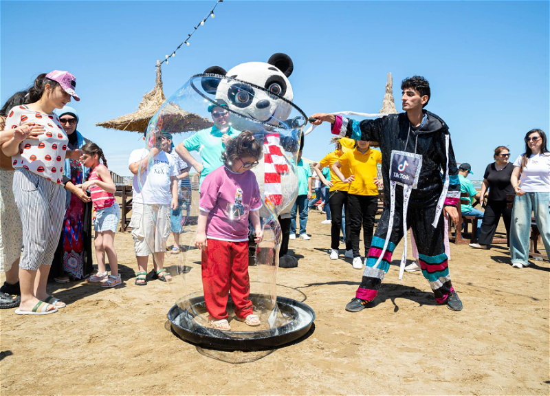В Азербайджане организован пляжный тур для детей, нуждающихся в особой заботе - ФОТО