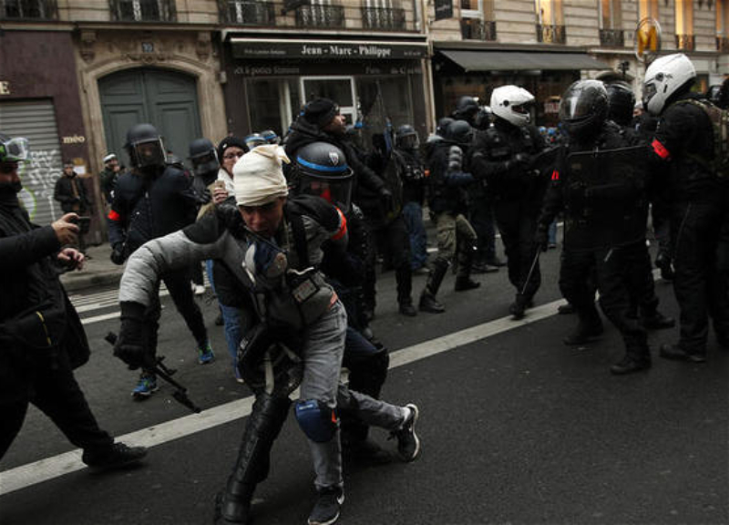 В Париже радикалы устроили погромы на улицах