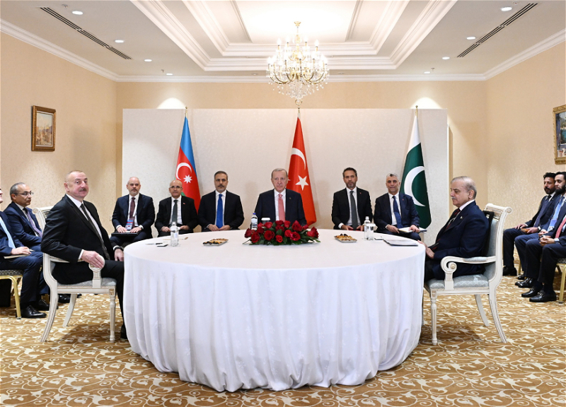 В Астане состоялась трехсторонняя встреча президентов Азербайджана, Турции и премьер-министра Пакистана - ФОТО