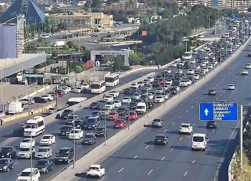 На ряде дорог в Баку затруднено движение транспорта