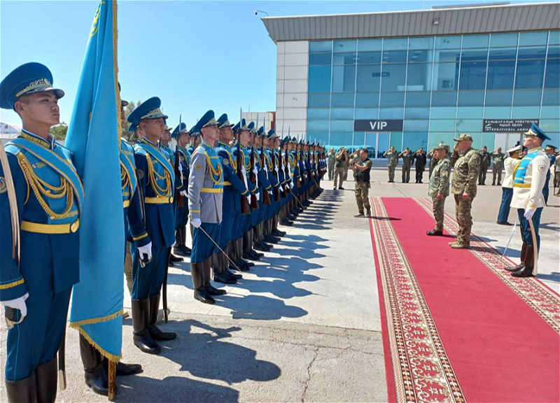 Министр обороны Азербайджана прибыл в Казахстан - ФОТО