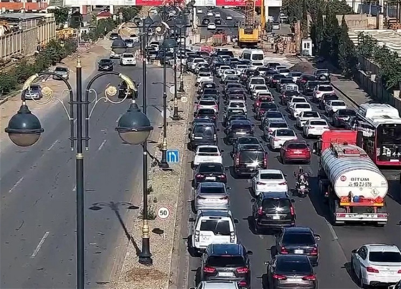 На ряде улиц и проспектов Баку затруднено движение транспорта - ФОТО