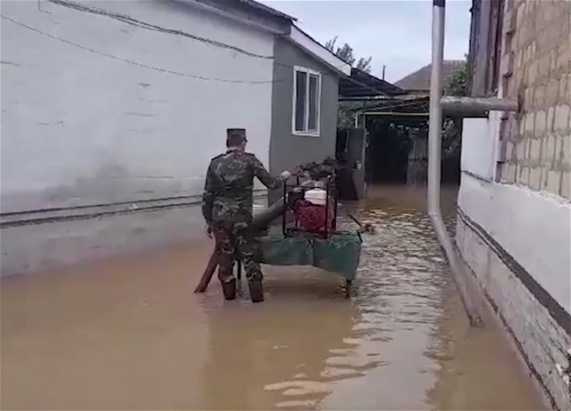 Hacıqabulda suyun çəkilərək kənarlaşdırılması işləri davam etdirilir