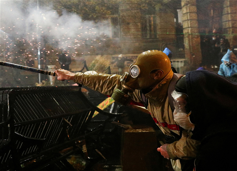 Новый президент Грузии запретил маски и лазеры на митингах