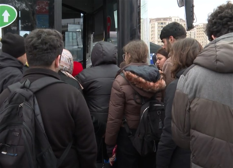 Жители пригородов Баку жалуются на переполненность автобусов - ВИДЕО