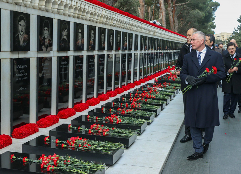 Britaniya səfiri 20 Yanvar şəhidlərinin xatirəsini anıb