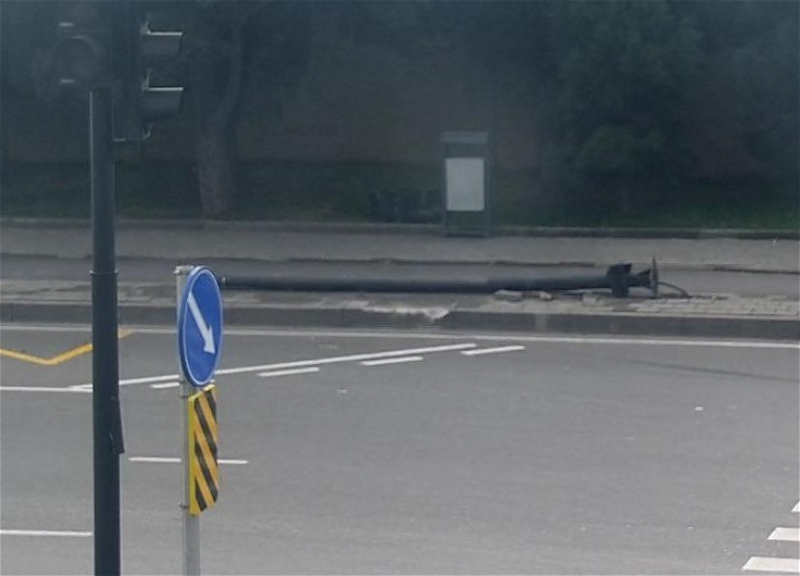 Bakıda yol qəzası olub, svetofor yararsız vəziyyətə düşüb