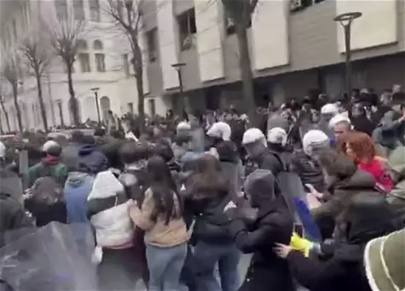 В Стамбуле произошли столкновения между полицией и протестующими против задержания Экрема Имамоглу