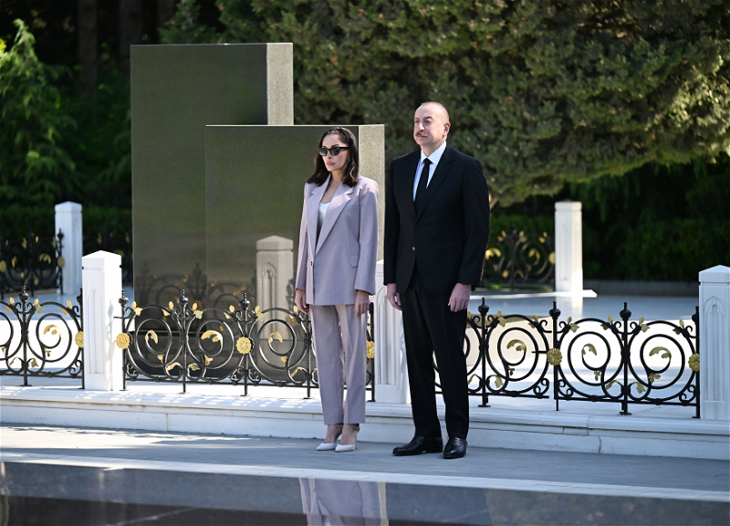Президент Ильхам Алиев и первая леди Мехрибан Алиева посетили могилу великого лидера Гейдара Алиева на Аллее почетного захоронения