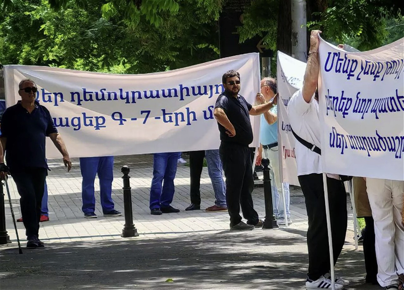 Иреван протестует: Макрона высмеяли за неспособность защитить Армению и себя
