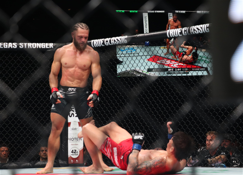 Стартовал бой Рафаэля Физиева на UFC Fight Night в Баку