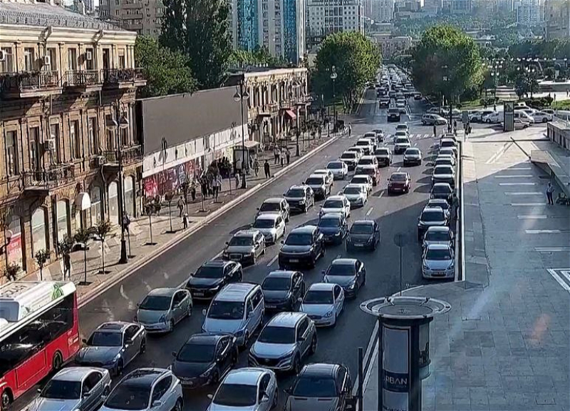 На каких улицах Баку 4 июля наблюдаются транспортные заторы? - ФОТО