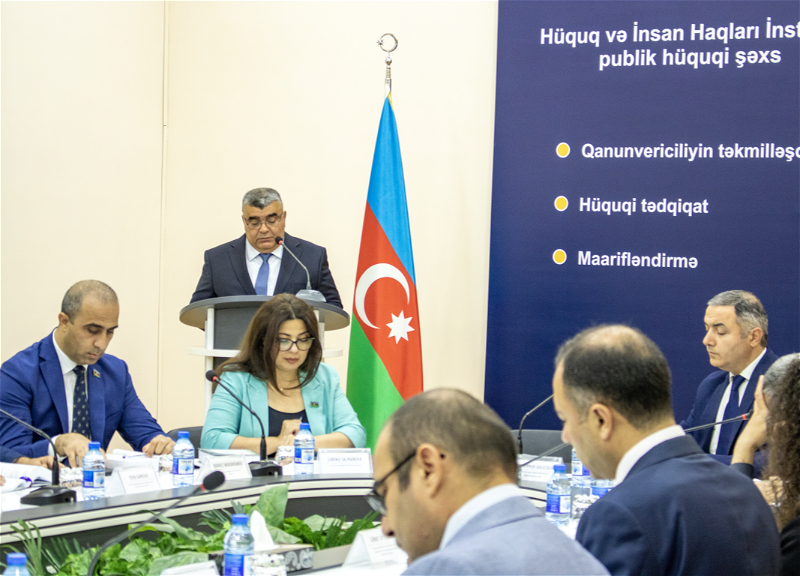“Həbs yerlərində saxlanılan şəxslərin hüquq və azadlıqlarının təmin edilməsi haqqında” qanuna kommentariya təqdim olundu