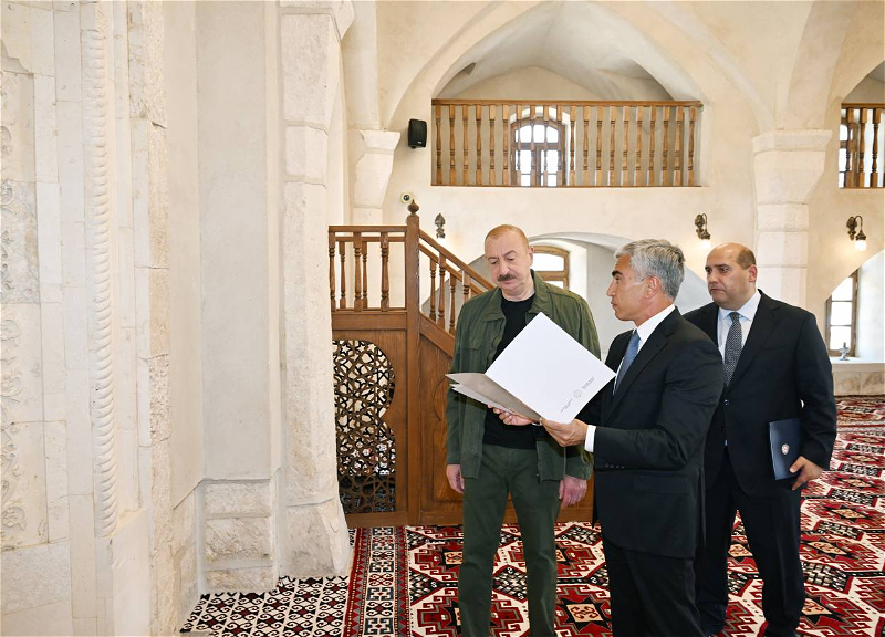 İlham Əliyev Ağdamın Qiyaslı kəndindəki tarixi məscidin binasının bərpadan sonra açılışında iştirak edib