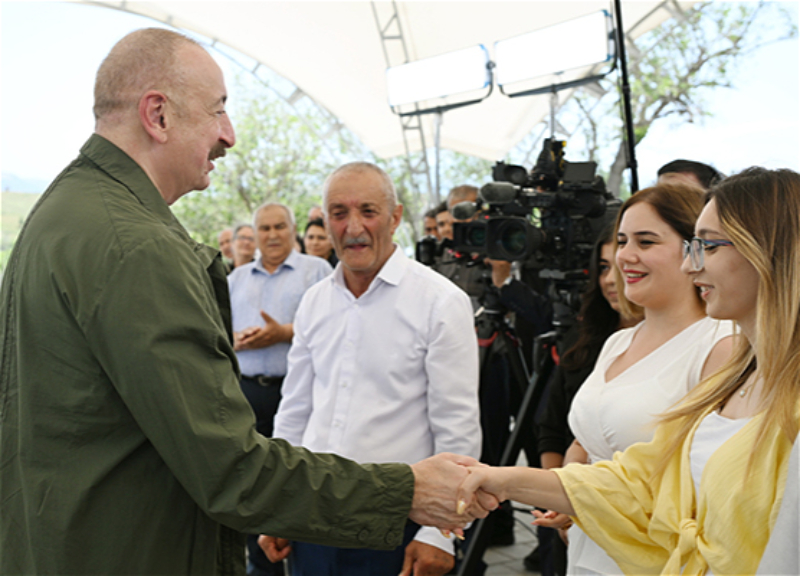 Prezident sakinlərlə görüşündən görüntülər paylaşıb