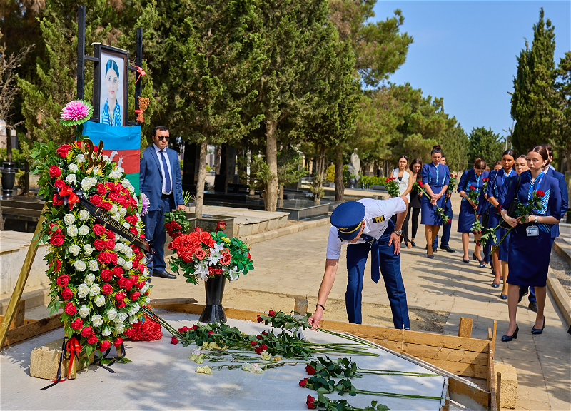 AZAL rəhbərliyi və kollektivi Azərbaycanın Milli Qəhrəmanı Hökumə Əliyevanın məzarını ziyarət edib