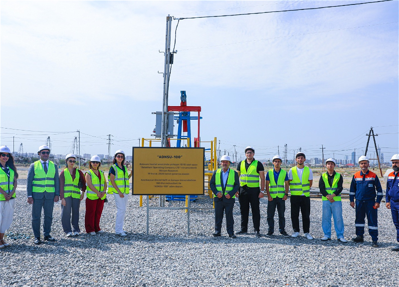 ADNSU-nun əlaçı tələbələri Balaxanıda “ADNSU-100” lövhəsinin açılışını ediblər - FOTO