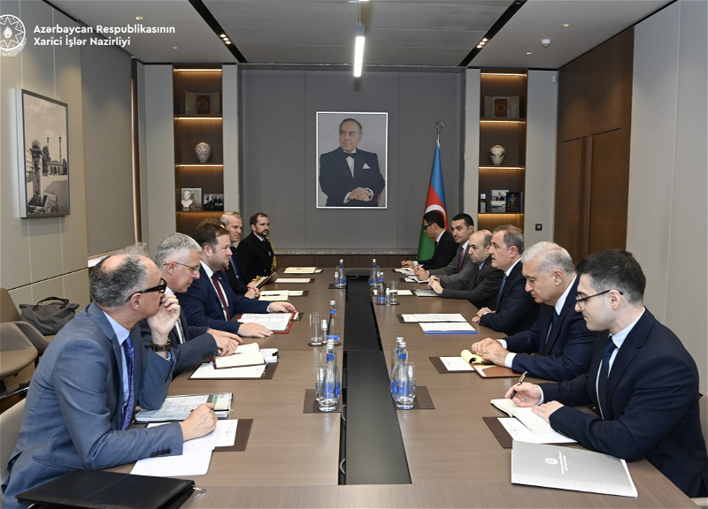 Ceyhun Bayramov Britaniyanın dövlət naziri ilə görüşüb, siyasi məsləhətləşmələr keçirilib