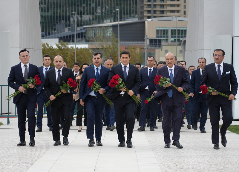 Ədliyyə Nazirliyinin kollektivi Zəfər parkını ziyarət edib