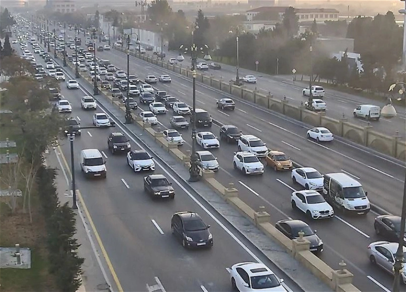 На каких улицах Баку 26 ноября наблюдаются транспортные заторы?