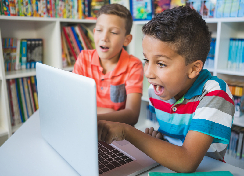 Как защитить азербайджанских детей в Интернете: Мнение техноблогера и опыт мировых стран