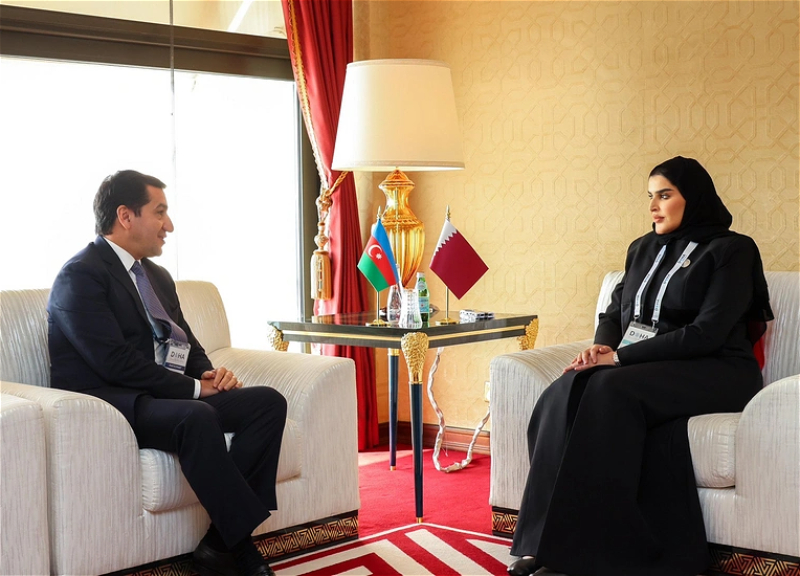 Hikmət Hacıyev Qətərin dövlət naziri ilə Bakı və Doha arasında münasibətləri müzakirə edib
