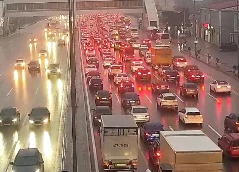 В Баку на 20 улицах и проспектах наблюдаются пробки - СПИСОК