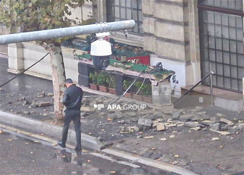 В центре Баку балкон жилого здания обвалился на женщину - ВИДЕО
