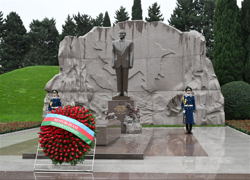 Prezident və birinci xanım Ümummilli Lider Heydər Əliyevin məzarını ziyarət ediblər