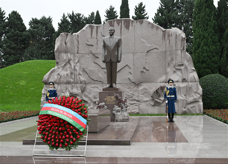 Ильхам Алиев посетил могилу общенационального лидера Гейдара Алиева