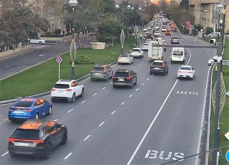 В Баку на ряде улиц и проспектов затруднено движение транспорта - ФОТО - СПИСОК