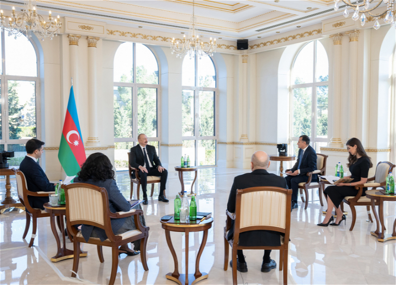 Президент Азербайджана Ильхам Алиев дал интервью местным телеканалам - ФОТО