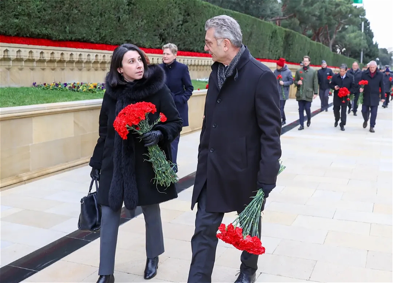 Посол Франции почтила память жертв Черного Января - ФОТО