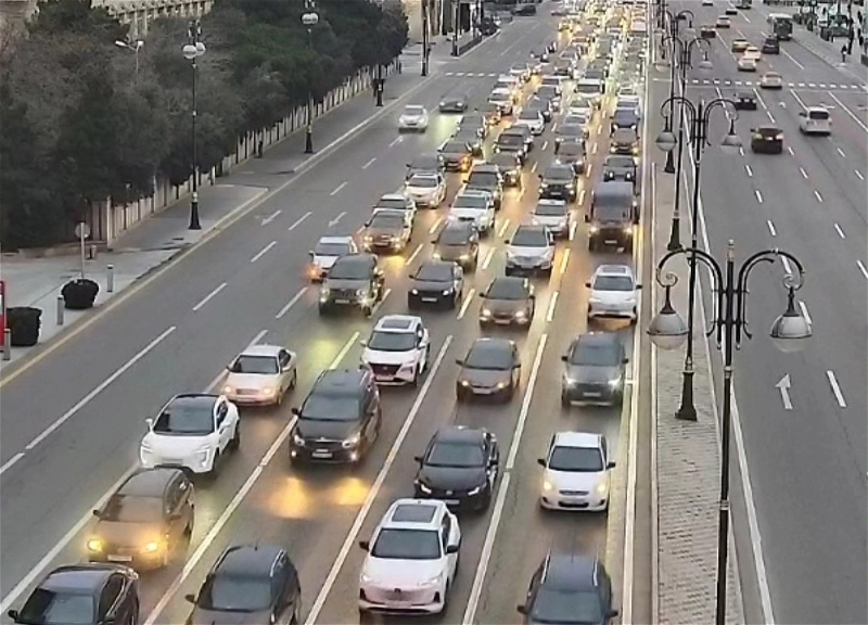 На основных дорогах Баку образовались транспортные заторы - ФОТО - СПИСОК