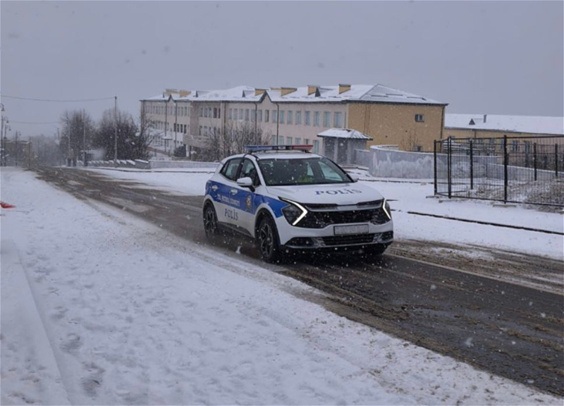 Дорожная полиция предупреждает водителей об опасности на дорогах из-за непогоды