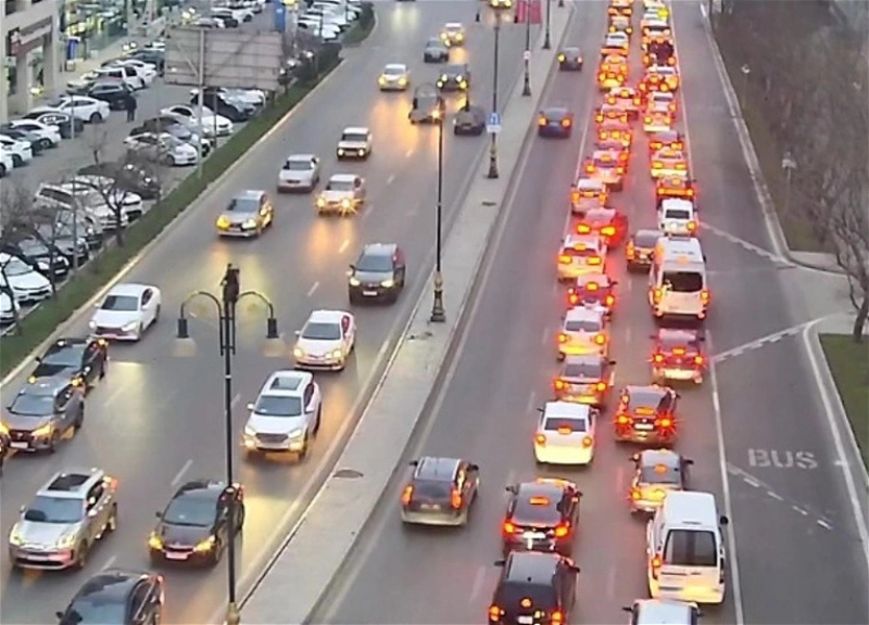 На ряде улиц и проспектов Баку затруднено движение транспорта