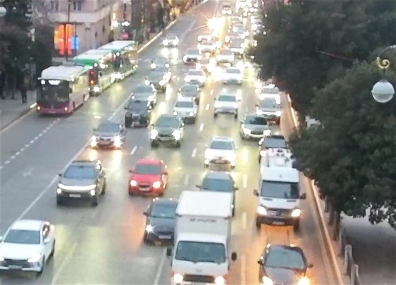 На большинстве основных улиц и проспектов Баку наблюдаются пробки - ФОТО